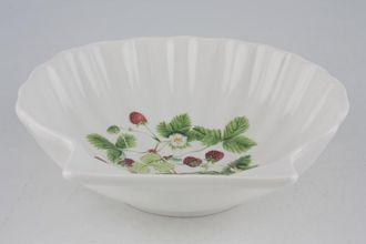 Portmeirion Summer Strawberries Serving Dish Shell shaped 5 3/8" x 5 5/8"