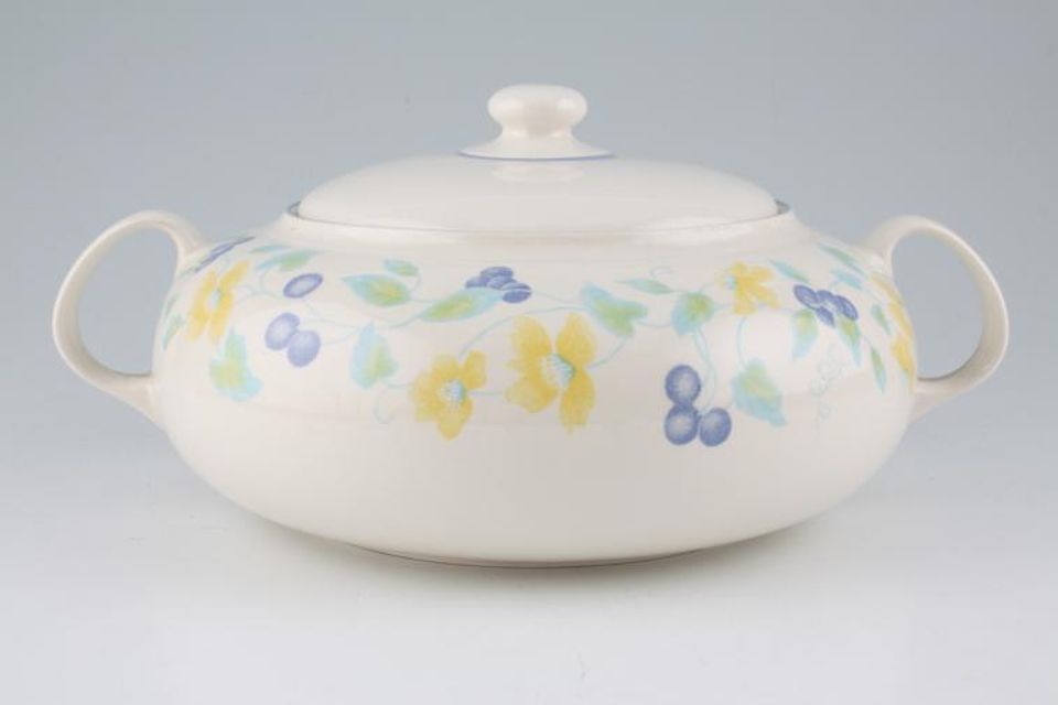 Boots Penrose Vegetable Tureen with Lid Small opening 9" x 3 1/2"