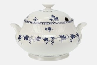 Royal Doulton Yorktown - Old Style - Ribbed Soup Tureen + Lid 2 Handles, smooth lid.