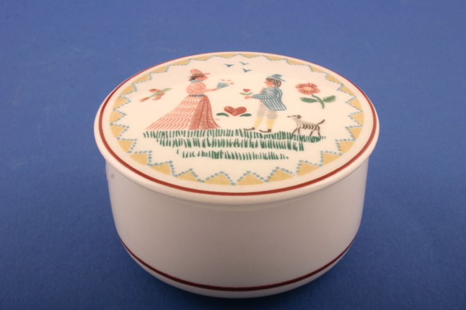 Villeroy & Boch American Sampler Candy box Round - Hearts and Flowers Design 3"