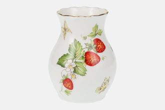 Queens Virginia Strawberry - Gold Edge - Plain Vase Scalloped Edge 3 1/4"