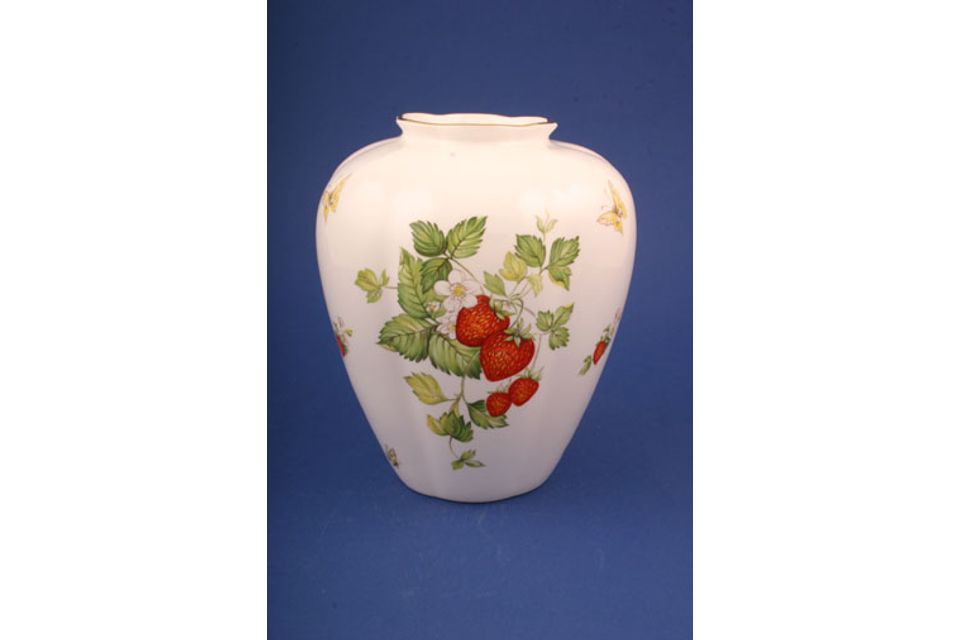 Queens Virginia Strawberry - Gold Edge - Plain Vase 7 1/2"