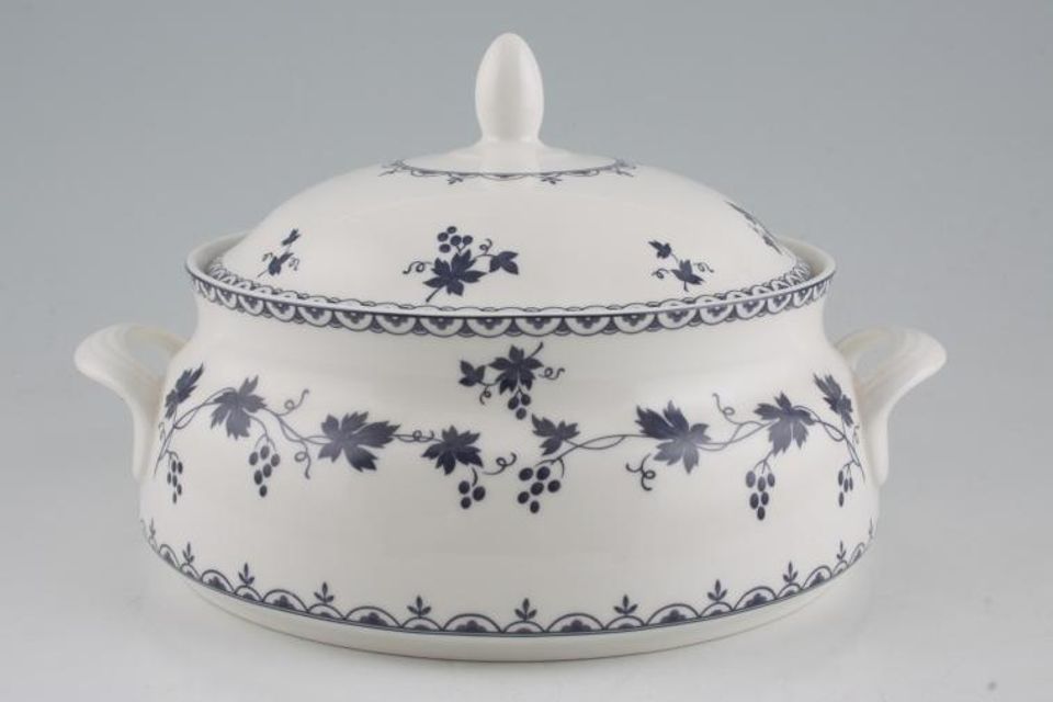 Royal Doulton Yorktown - New Style - Smooth Vegetable Tureen with Lid Round - pattern Outside / Handles
