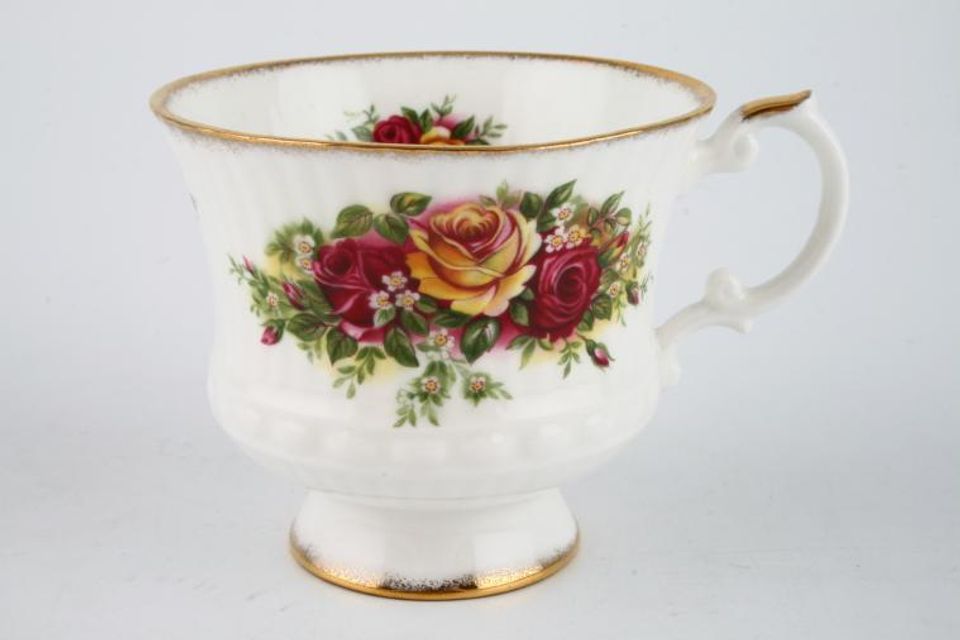 Elizabethan English Garden Teacup Gold band on edge of foot 3 1/4" x 2 7/8"