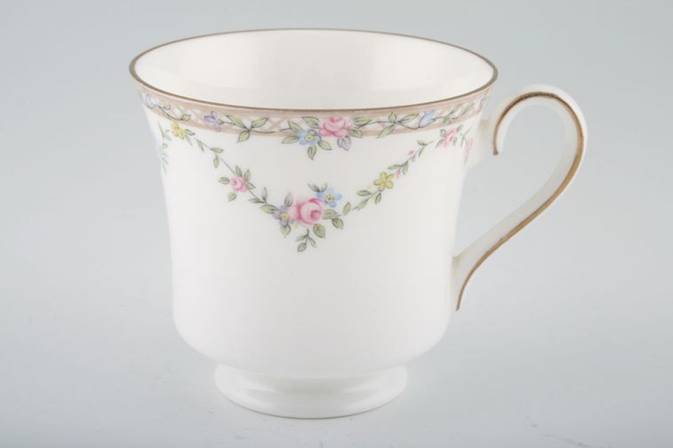 Elizabethan Garland Rose Teacup footed 3 1/2" x 3 1/8"